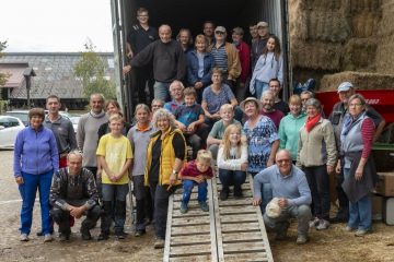 Helfer beim Containerladen.